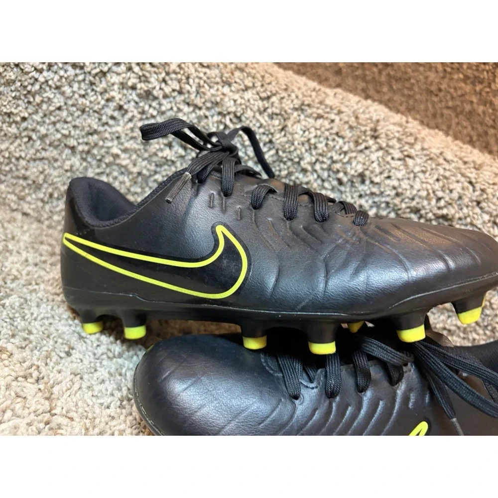 Nike Jr. Tiempo Legend 10 Club firm ground soccer cleats 5Y black new cond